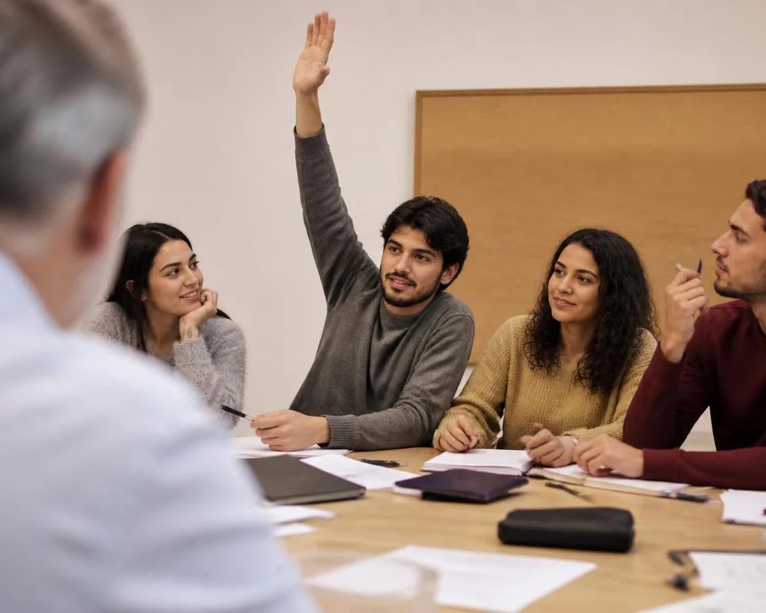 Roda de participantes; um deles repete em voz alta o argumento do colega antes de apresentar a réplica